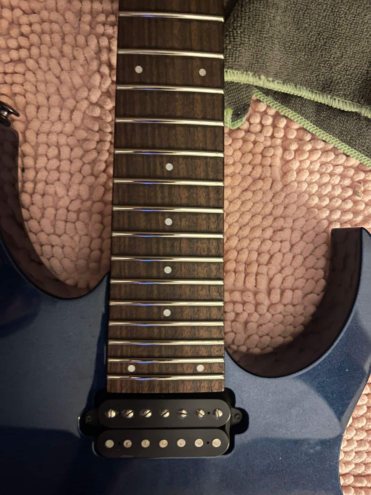 Cambio de trastes profesional - trastes nuevos instalados guitarra Madrid