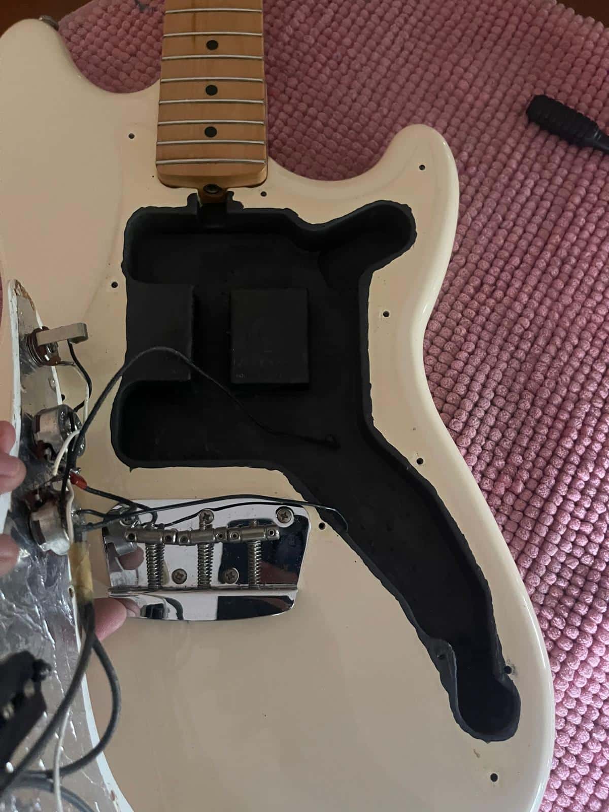 Apantallado profesional de guitarra - pintura conductiva aplicada Madrid