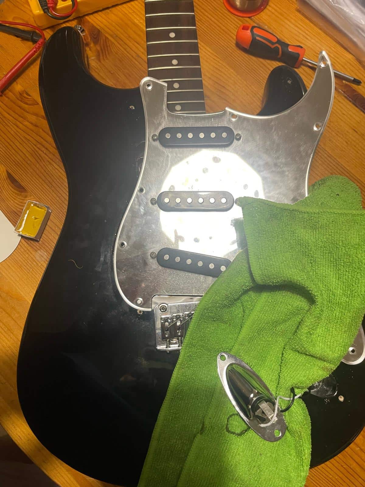 Trabajo electrónico profesional - soldaduras y circuitos de guitarra Madrid