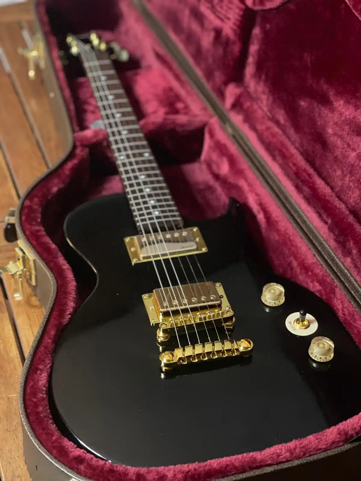 Schecter Diamond restaurada